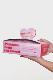 Kit regalo di San Valentino MyValentineCase - Una B-orgia di MySecretCase con cioccolata fondente, caramelle provocanti e dildo strapless, perfetto per giochi di coppia romantici e audaci.